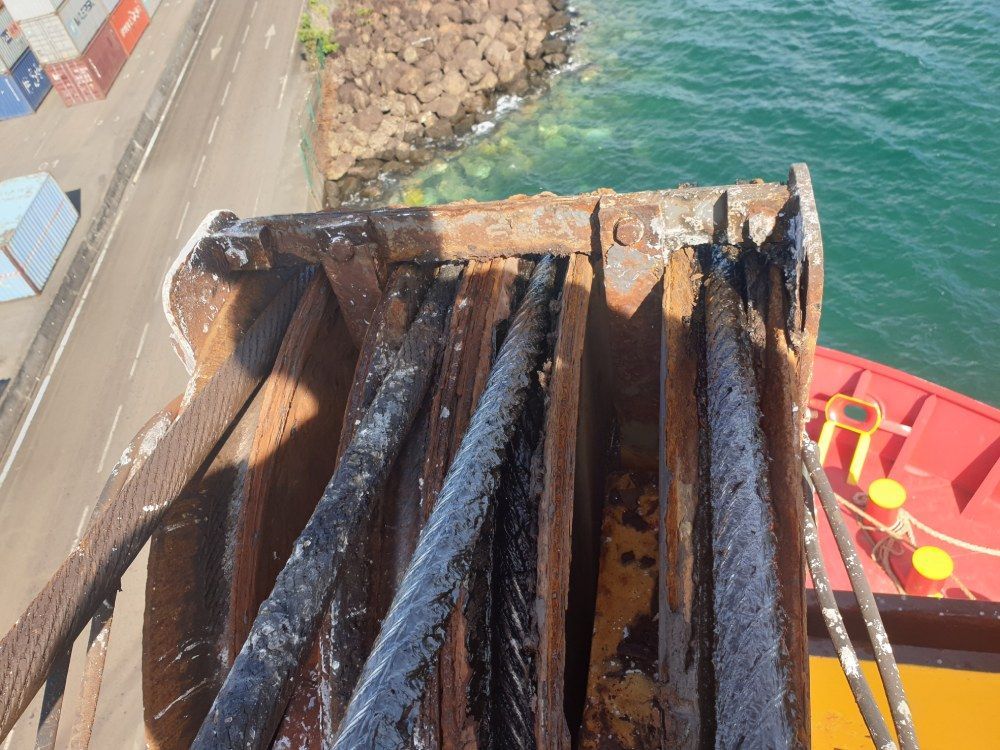 Ein Bündel Kabel liegt auf einem Boot