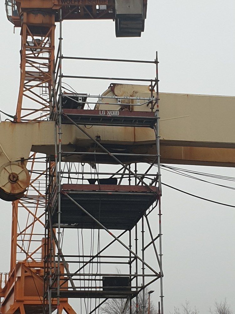 Ein Kran wird mit einem Gerüst darum herum gebaut