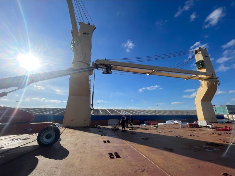 Auf einem großen Schiff sitzt ein großer Kran.