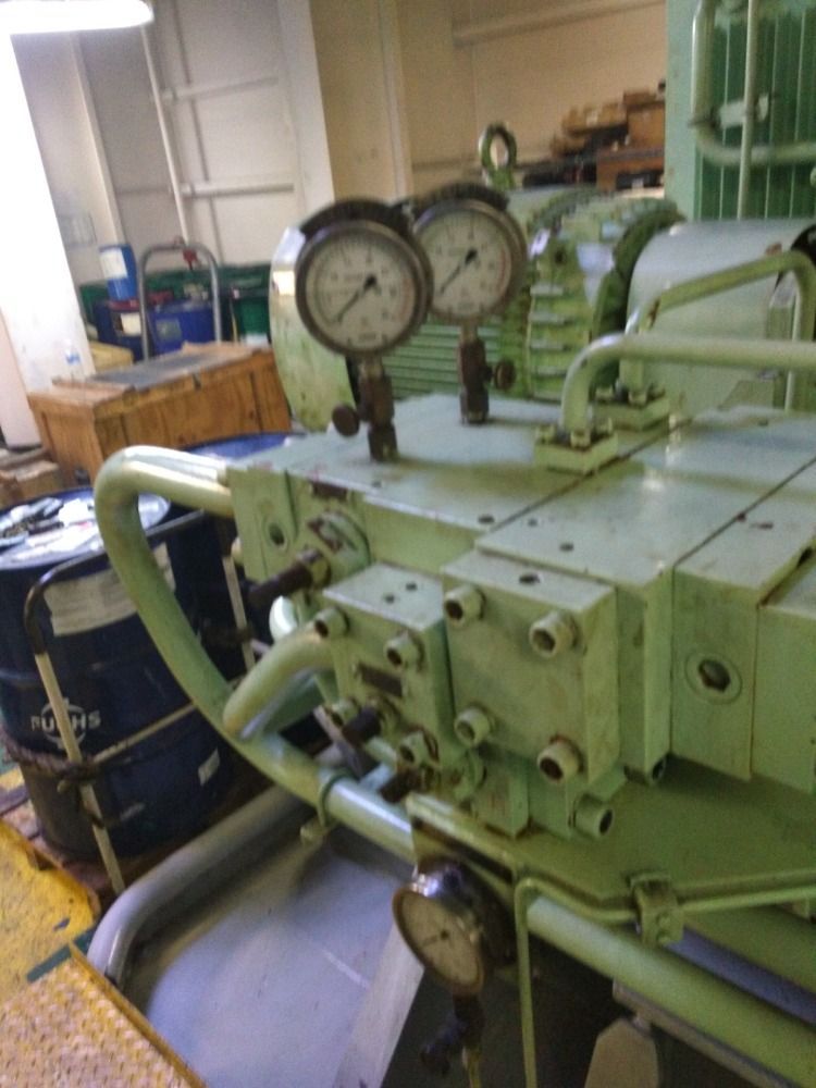 Eine grüne Maschine mit zwei Messgeräten darauf