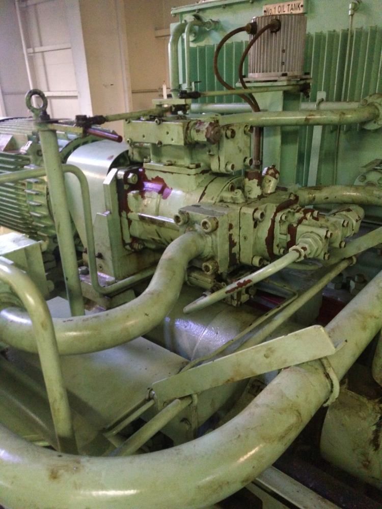 Eine Nahaufnahme einer Maschine, aus der viele Rohre herauskommen.