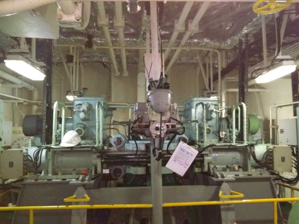 Ein Raum mit vielen Maschinen und einem Schild mit der Aufschrift „Zutritt verboten“