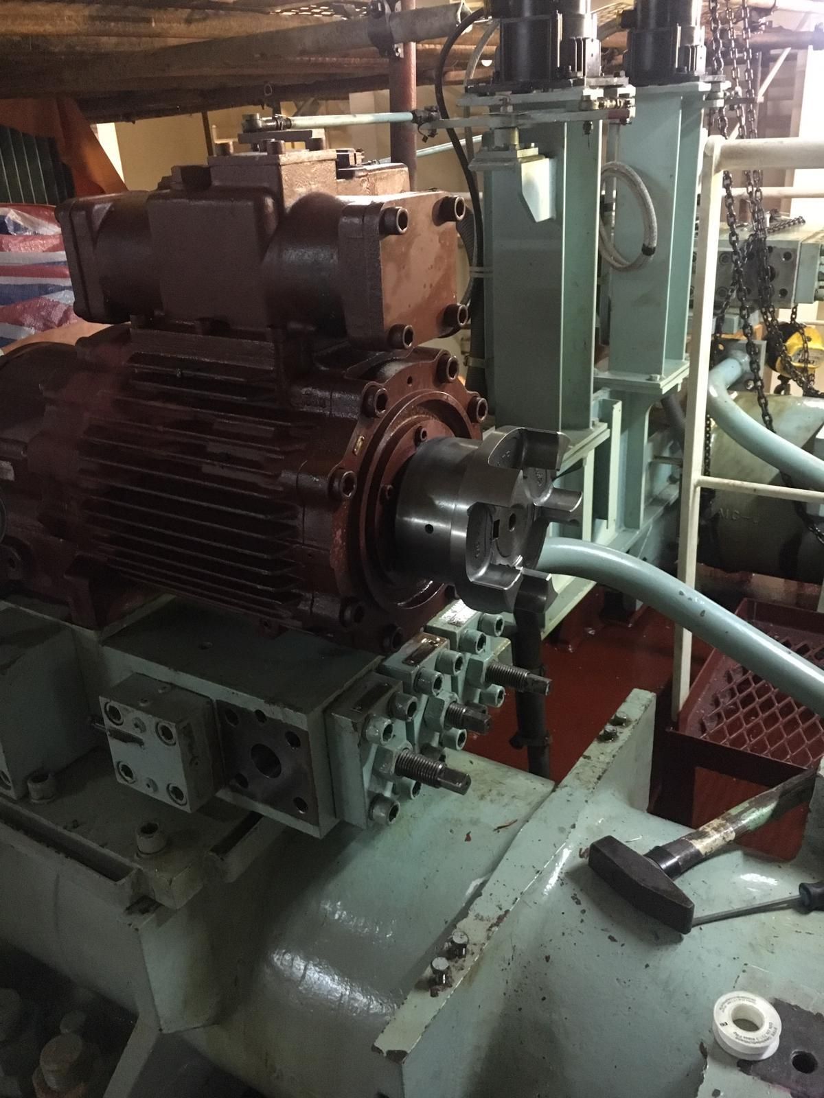 An einer Maschine mit angeschlossenem Motor wird gearbeitet