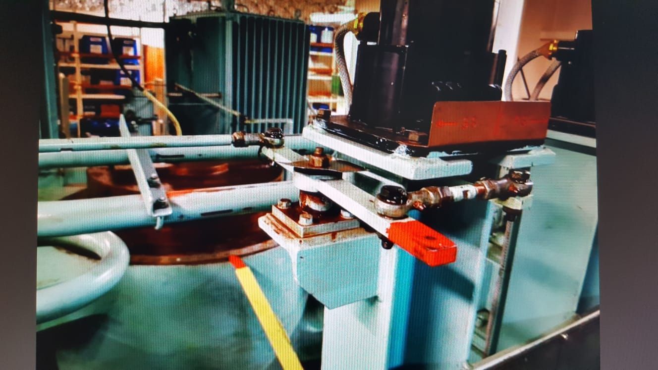 Ein Bild einer Maschine in einer Fabrik mit einem roten Griff.