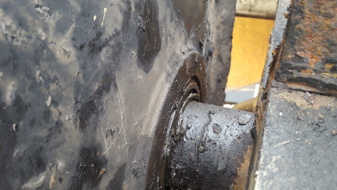 Eine Nahaufnahme eines Metallobjekts mit einem Loch darin.