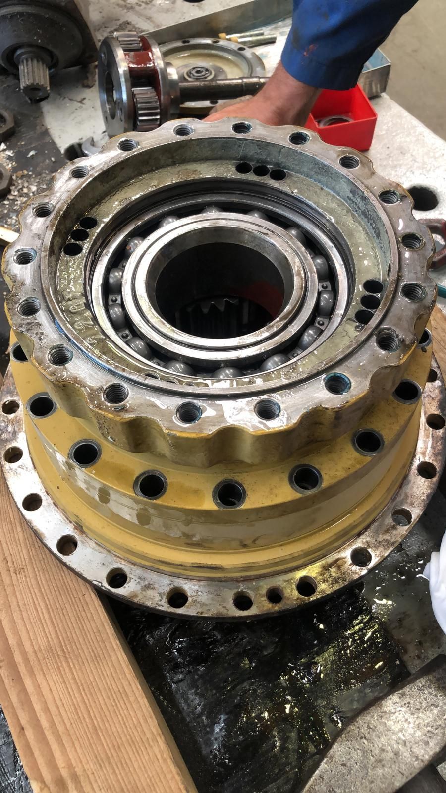 Eine Nahaufnahme eines Lagers auf einem Rad auf einem Tisch.