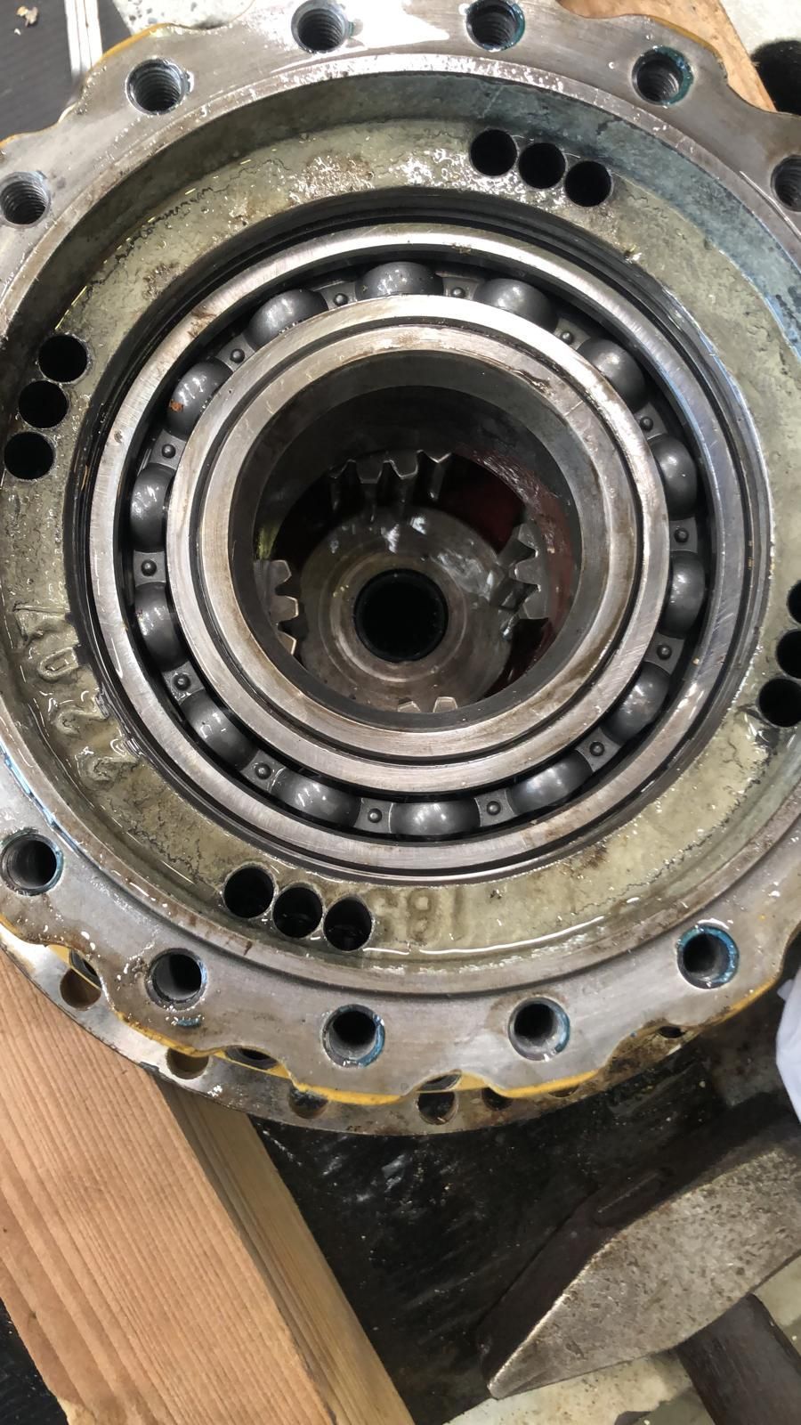 Eine Nahaufnahme eines Lagers an einer Maschine.