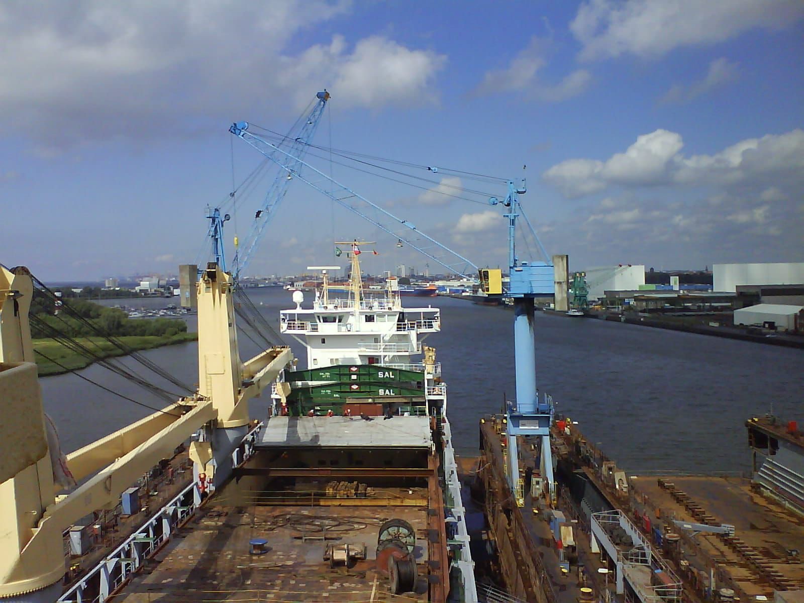 Ein großes Schiff liegt in einem großen Gewässer vor Anker