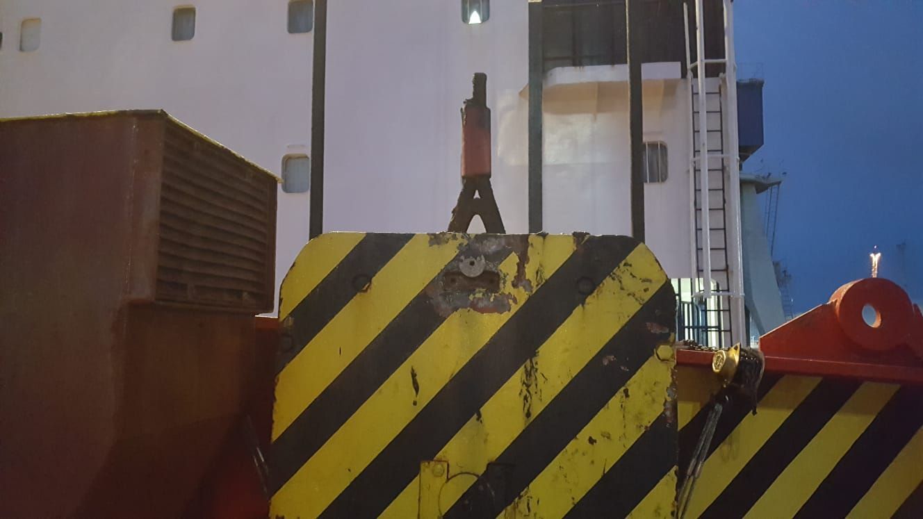 Ein gelb und schwarz gestreiftes Objekt mit einer Person, die darauf steht