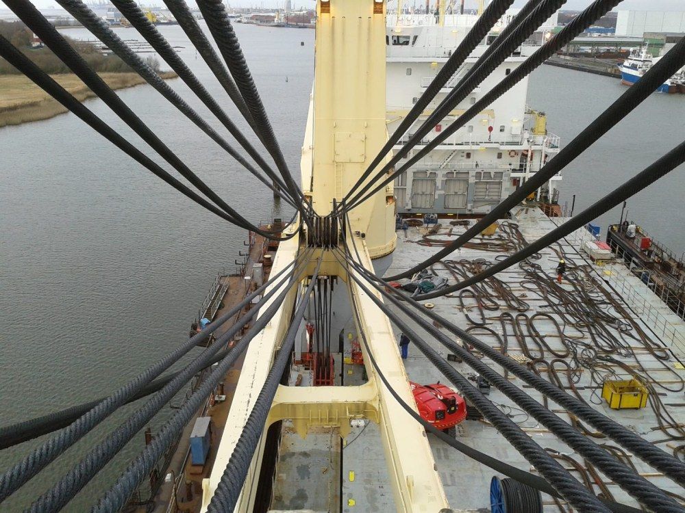 Eine Brücke mit vielen Drähten darüber