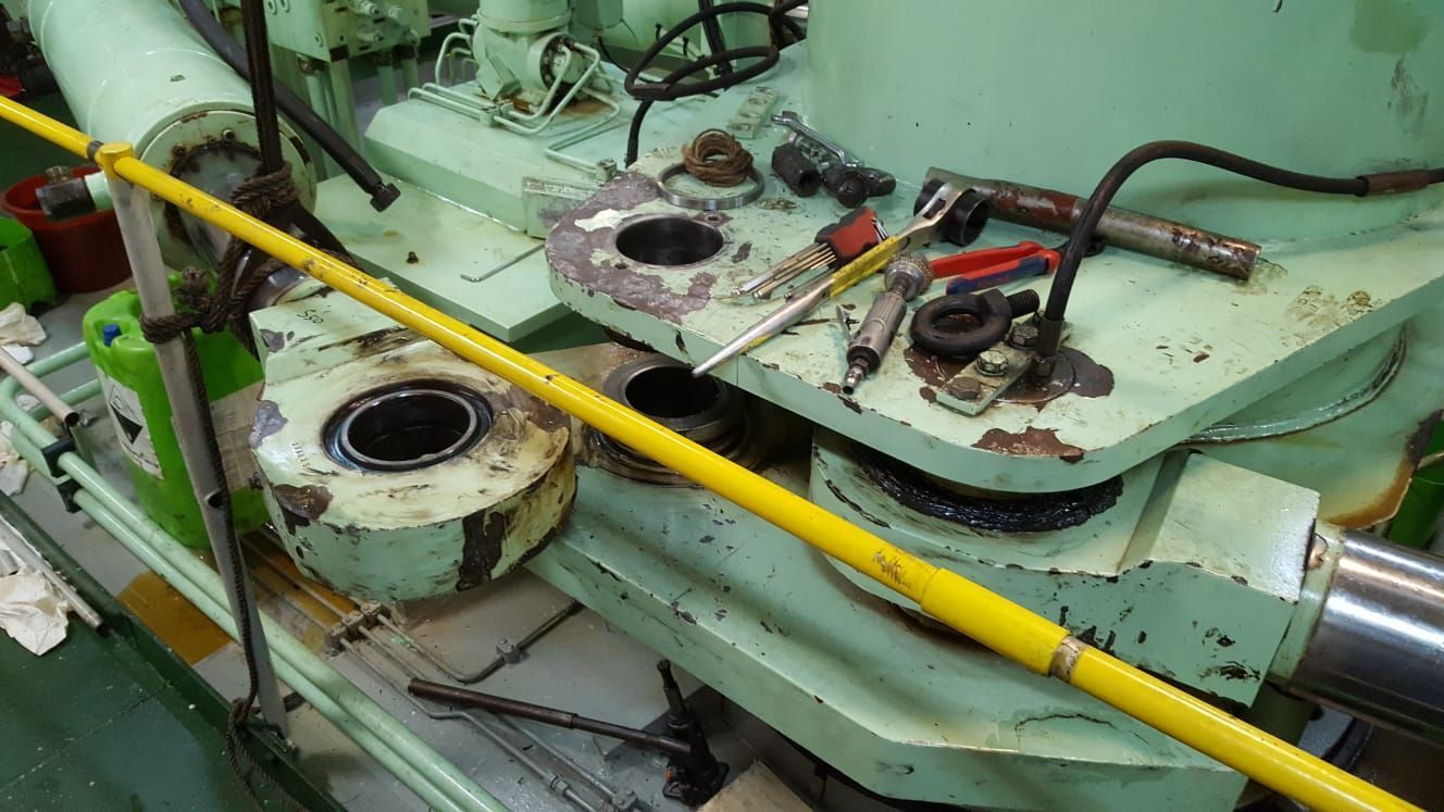 Eine Nahaufnahme einer Maschine mit Werkzeugen darauf.