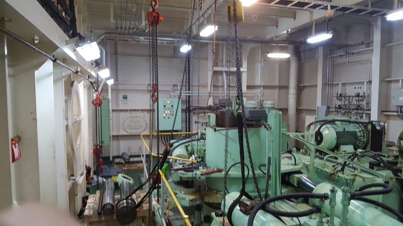 In einer Fabrik wird eine große Maschine installiert.