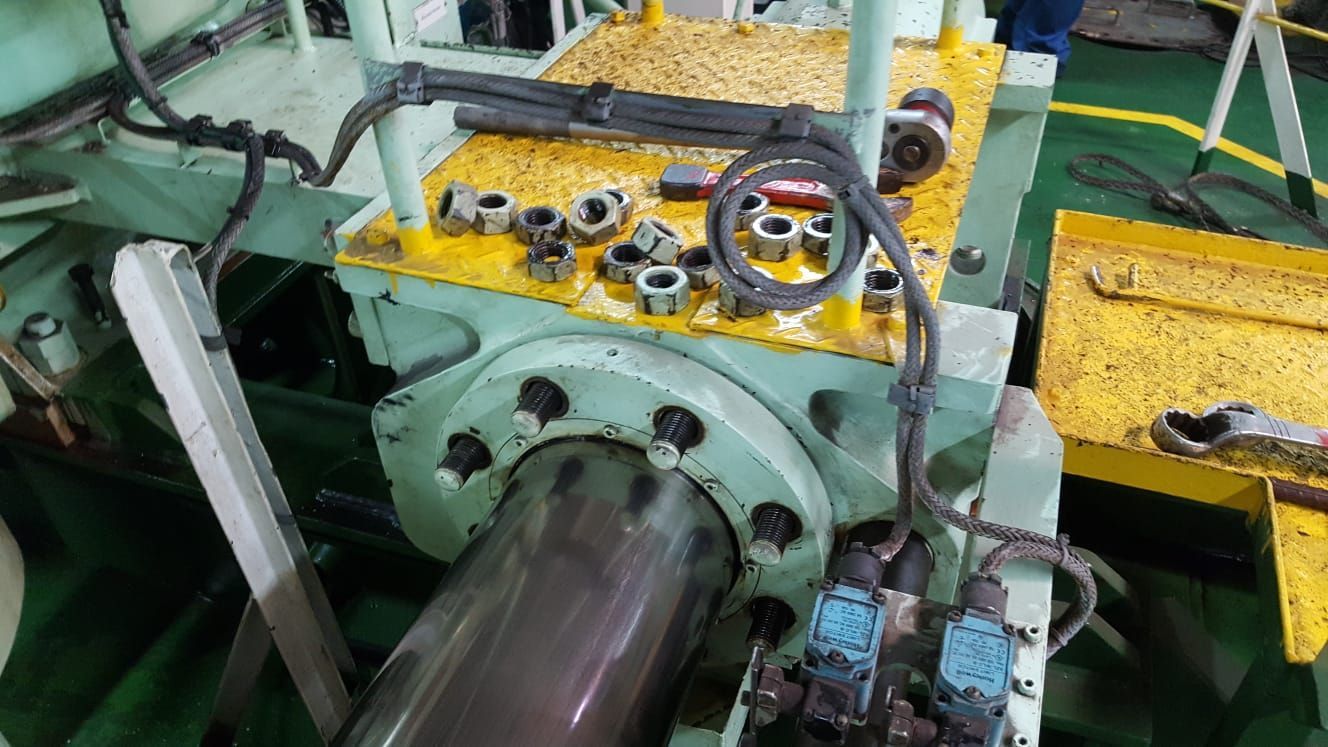 Ein Mann arbeitet in einer Fabrik an einer Maschine.