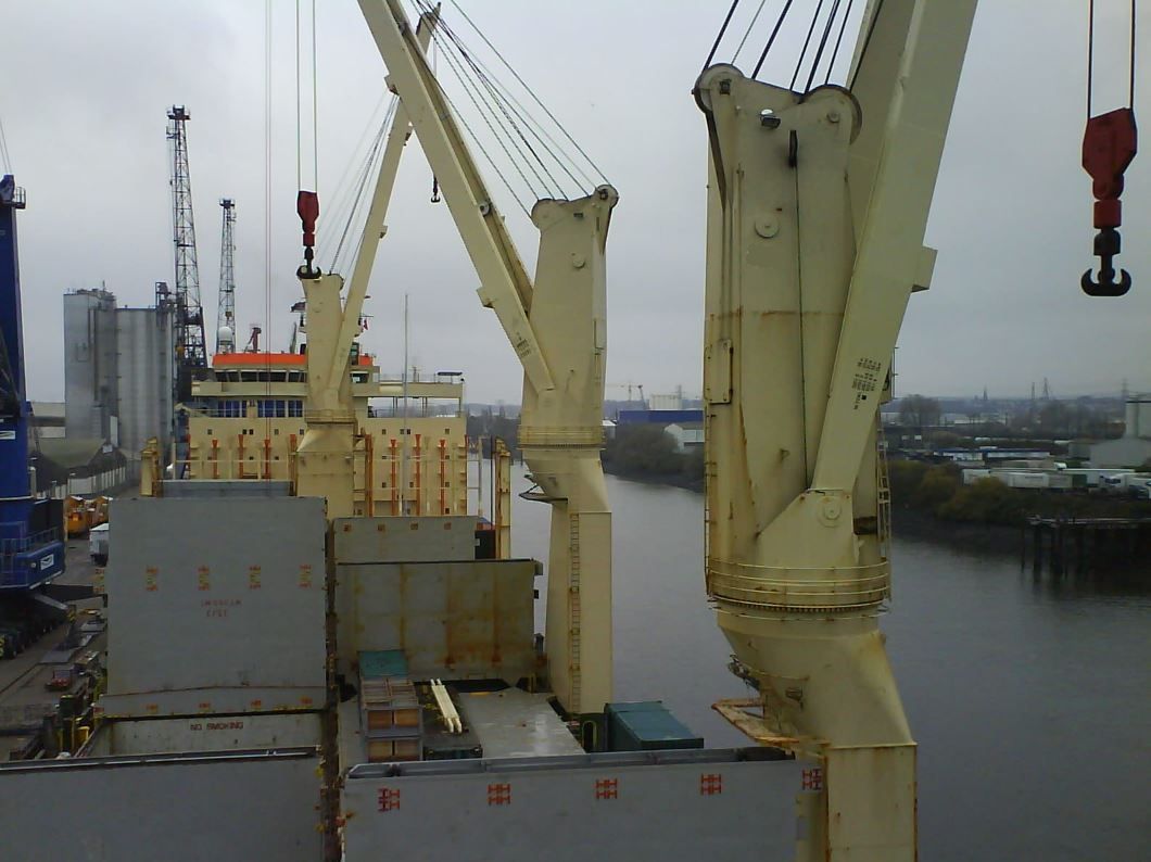 Ein großer Kran mit der Nummer 3 darauf