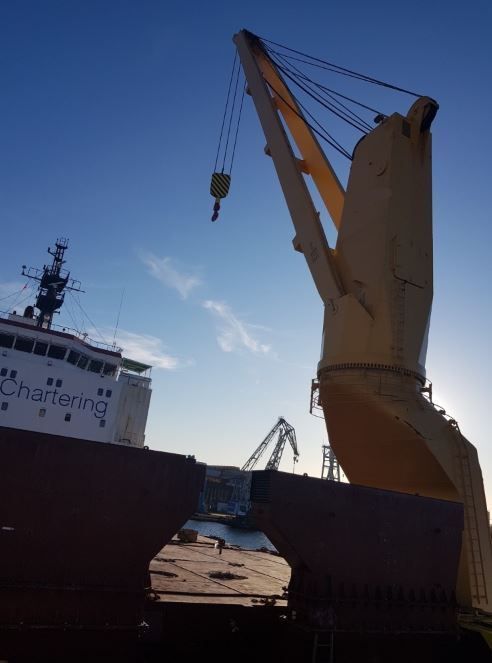 Ein großes Schiff mit dem Wort Ethan ing auf der Seite