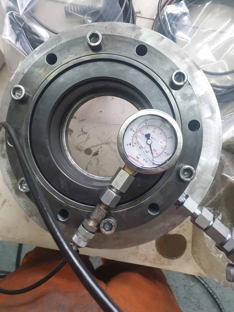 Ein Druckmessgerät befindet sich auf einem Metallgegenstand.