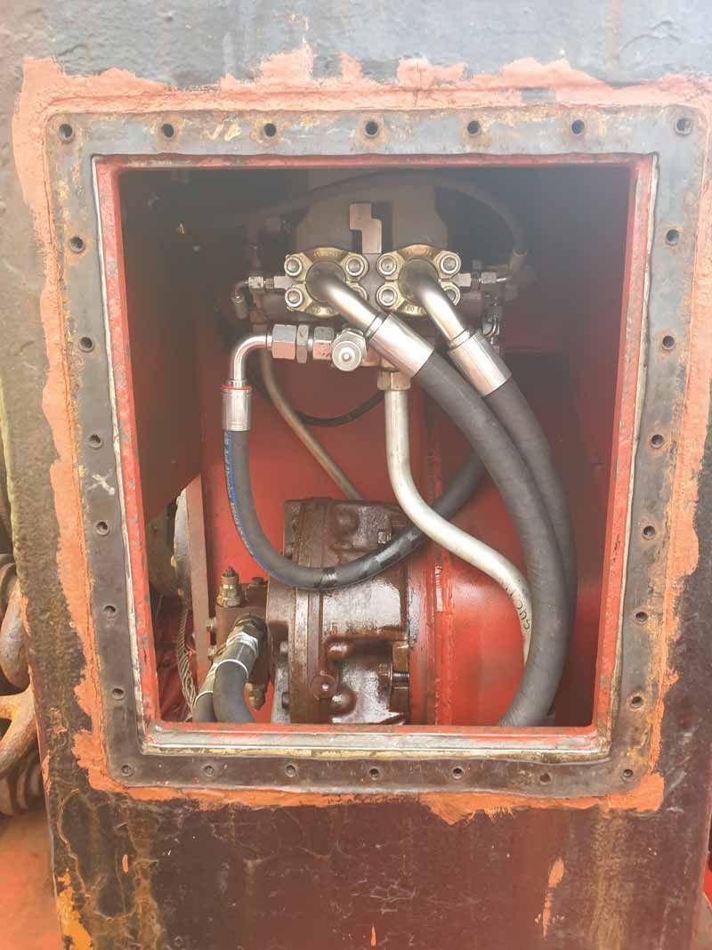 Eine Nahaufnahme einer Maschine mit angeschlossenem Schlauch