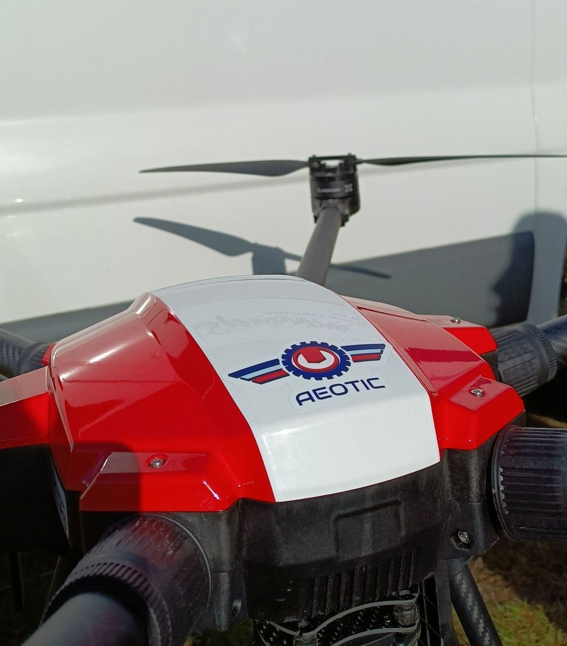 Un drone rouge