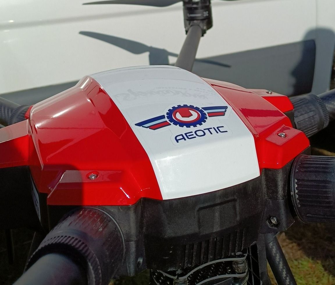 Un drone rouge