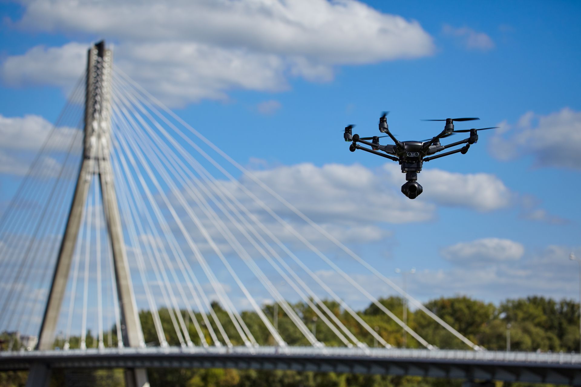 Un drone et un pont
