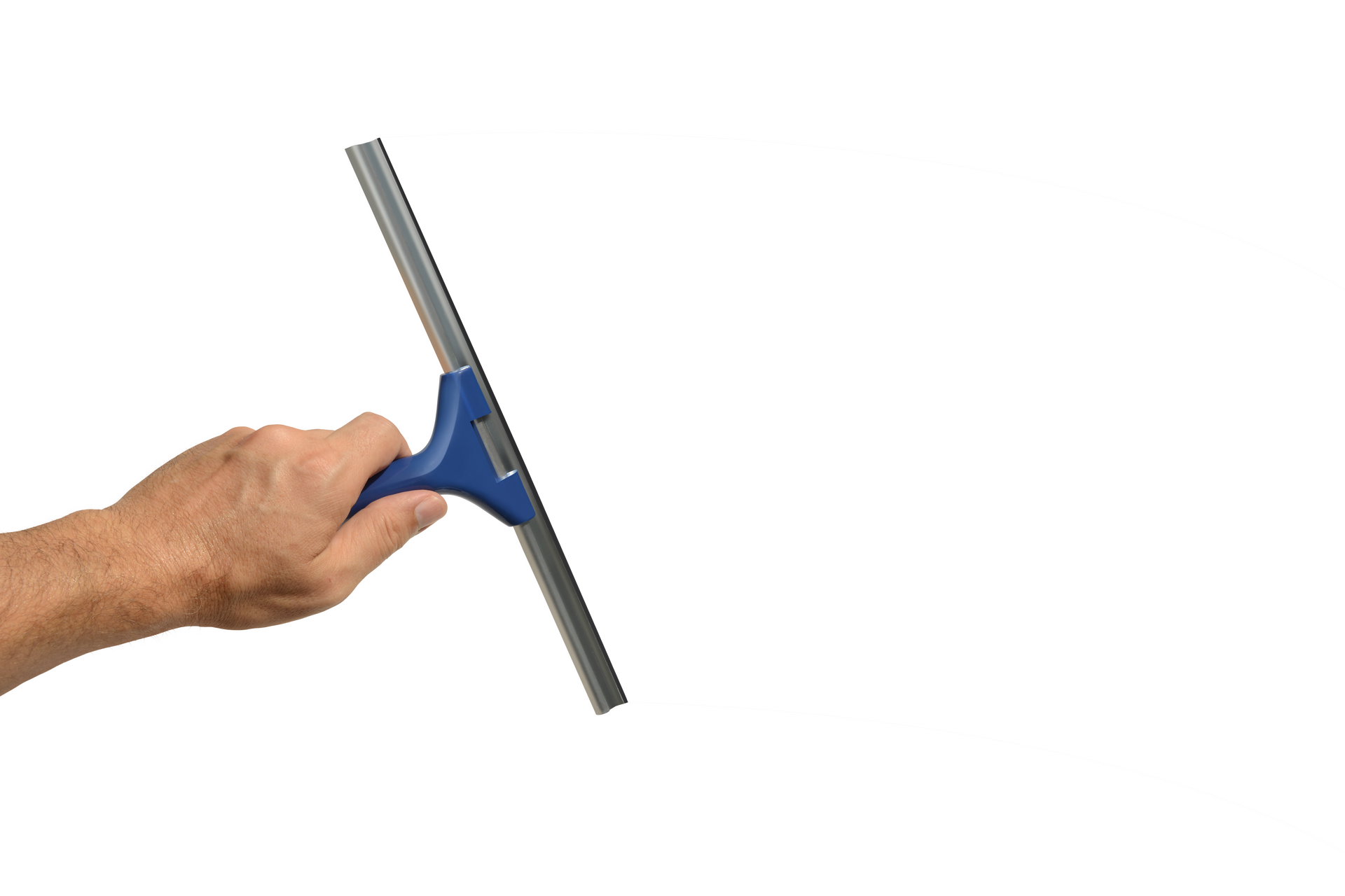 Une main tient une raclette bleue à lame argentée sur fond blanc.