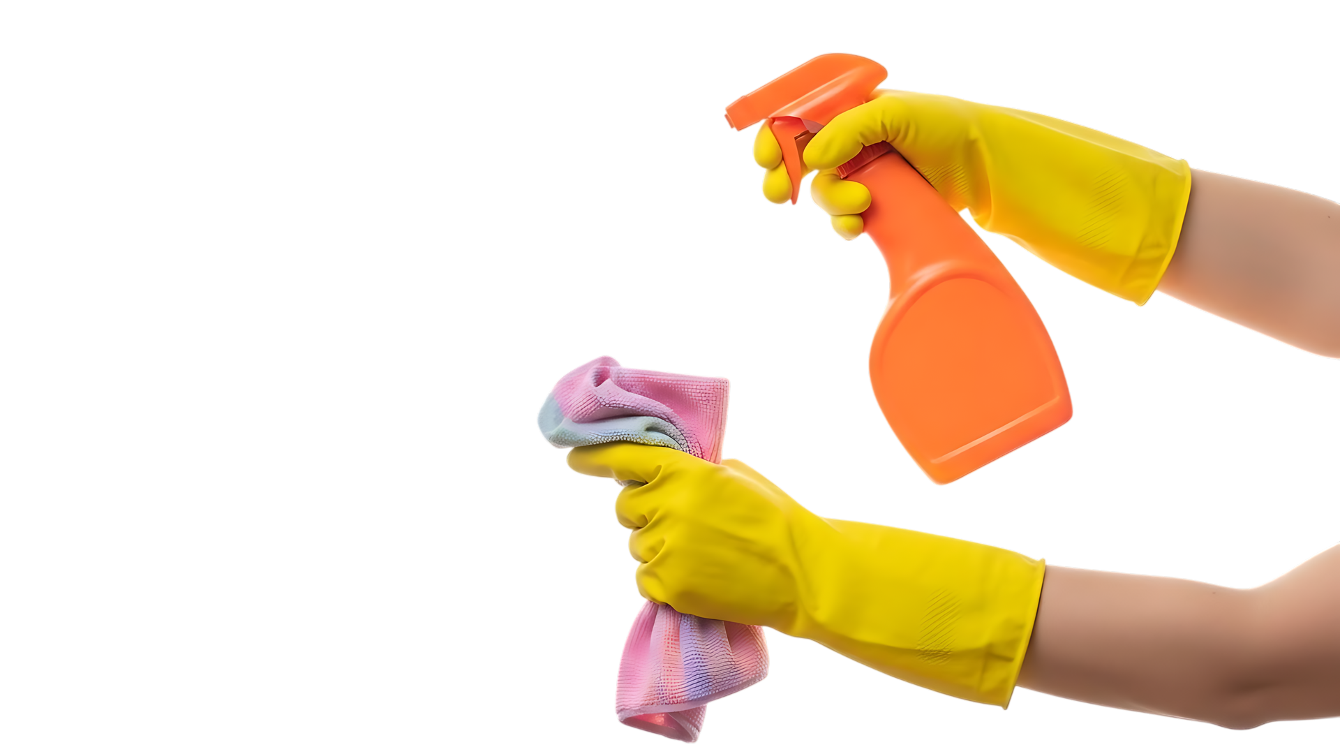 Des mains gantées de jaune vaporisent le produit d'un flacon orange sur un chiffon rose.