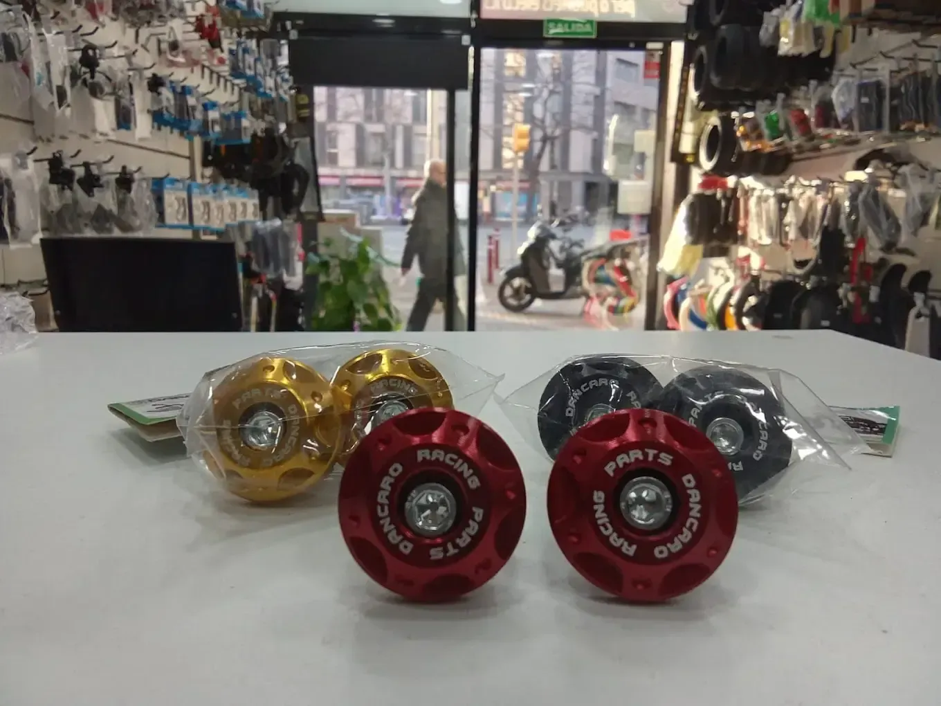 Un par de ruedas están sobre una mesa en una tienda.