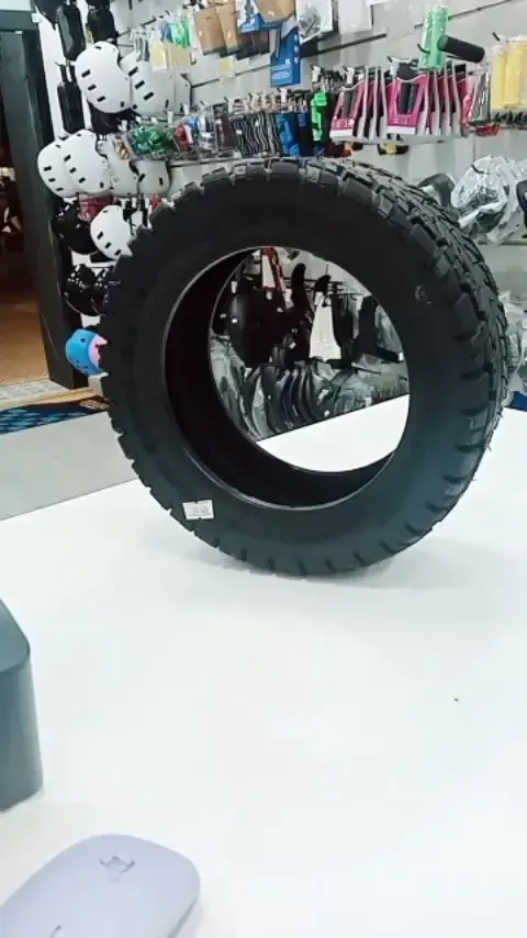 Un neumático está sobre una mesa blanca en una tienda.