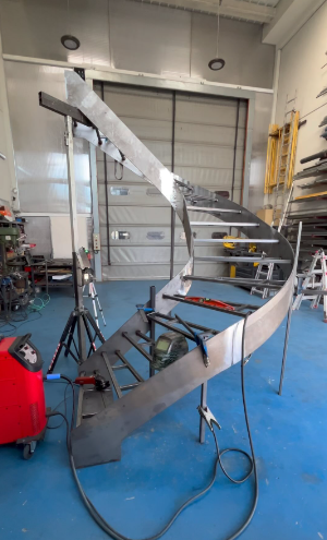 En un taller se está construyendo una escalera metálica.