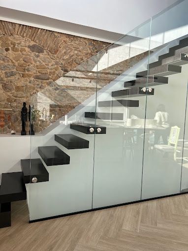 Una escalera con barandilla de cristal en una casa