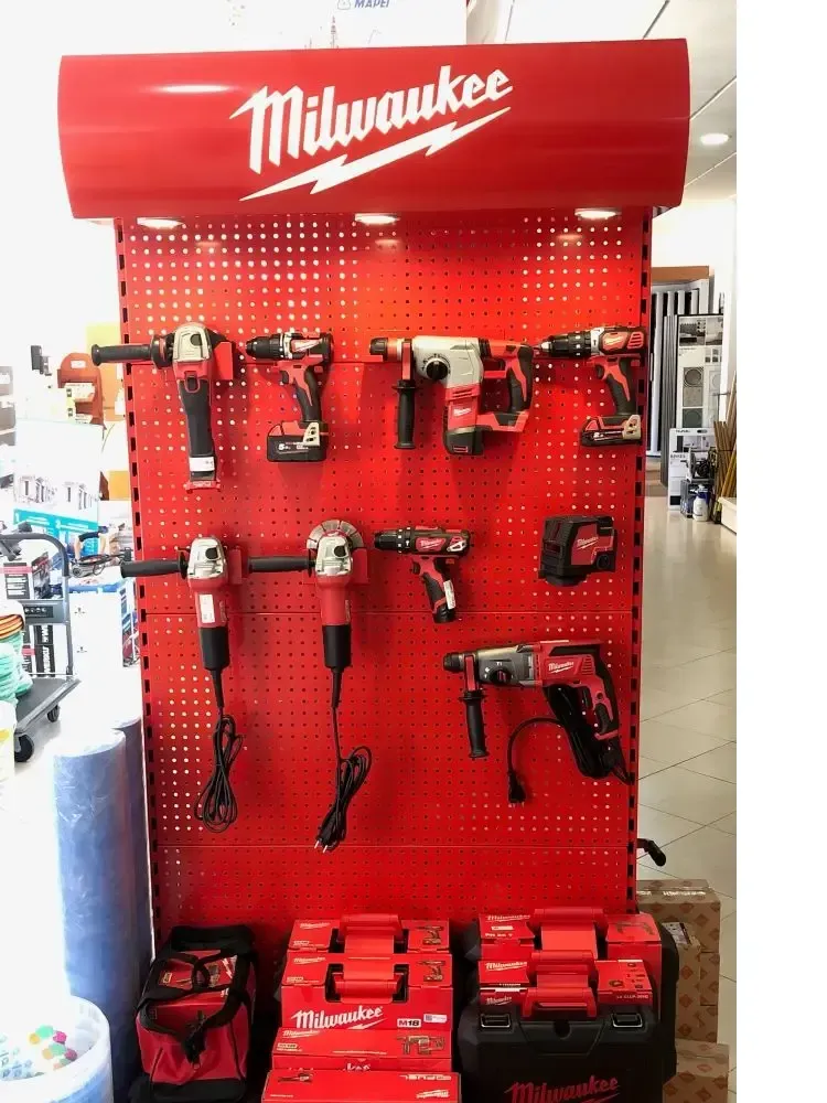 Una exhibición de herramientas de Milwaukee en una tienda.