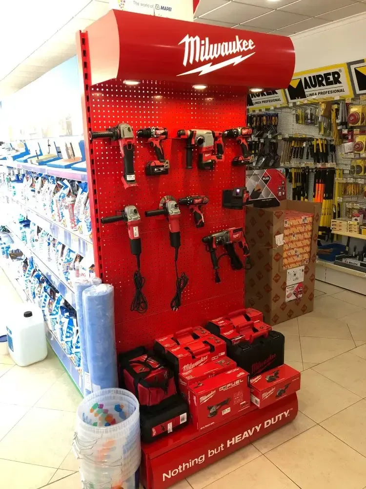 Una exhibición de herramientas de Milwaukee en una tienda.