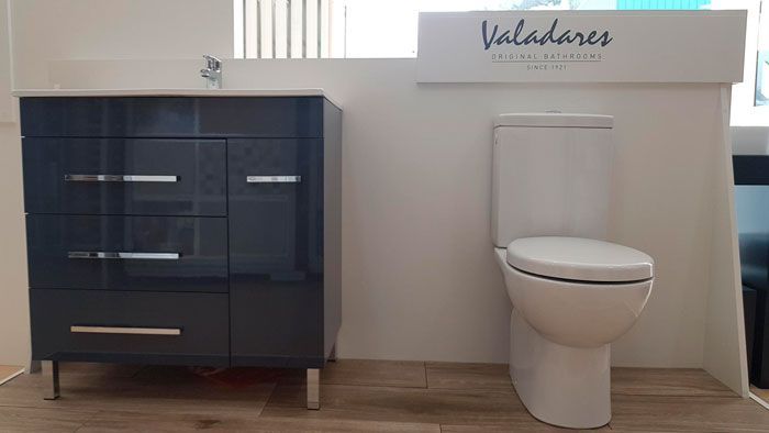 Un baño con inodoro, lavabo y tocador.