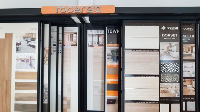 Hay muchos tipos diferentes de azulejos en exhibición en esta tienda.