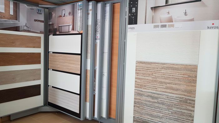 Una exhibición de diferentes tipos de azulejos en una tienda.