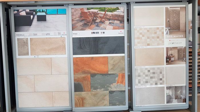 Una vitrina llena de diferentes tipos de azulejos.