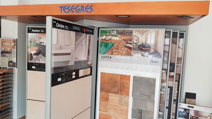 Una exhibición de azulejos en una tienda con un cartel que dice 'tesegres'.