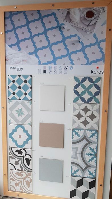 Una exhibición enmarcada de fichas de llaves con diferentes diseños.