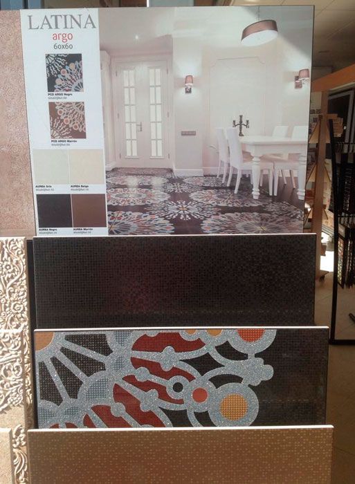 Una exhibición de azulejos latinos con una imagen de un comedor.