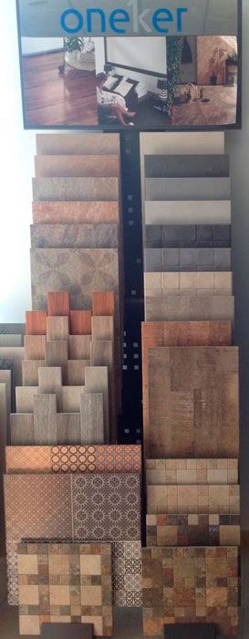 Una exhibición de diferentes tipos de azulejos en una tienda.