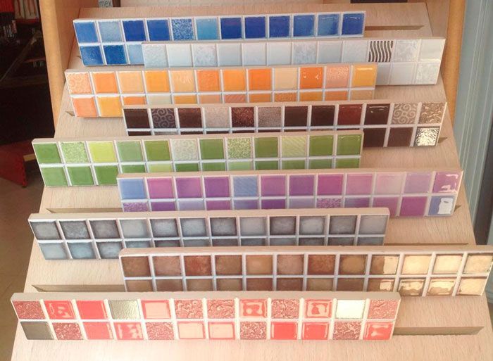 Un montón de fichas de diferentes colores están apiladas una encima de otra.