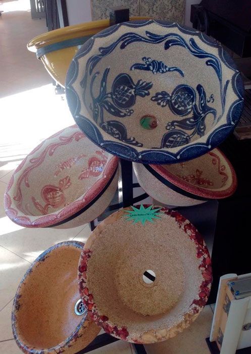 Un montón de cuencos están apilados uno encima del otro