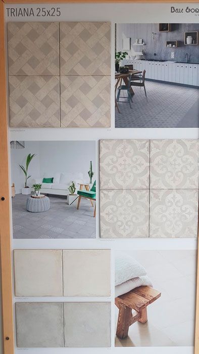 Una exposición de azulejos y fotografías de una sala de estar y una cocina.