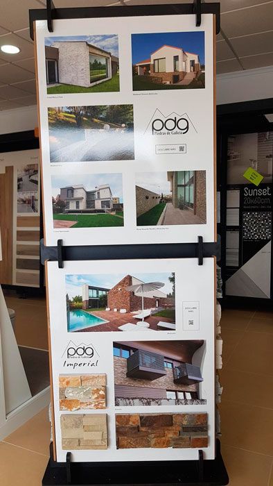 Una exhibición de fotografías de casas y una piscina con la palabra edg en ella