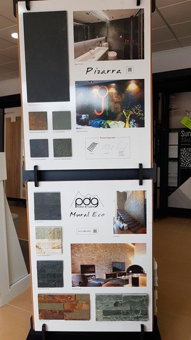 Una exhibición de azulejos y cuadros en una tienda.