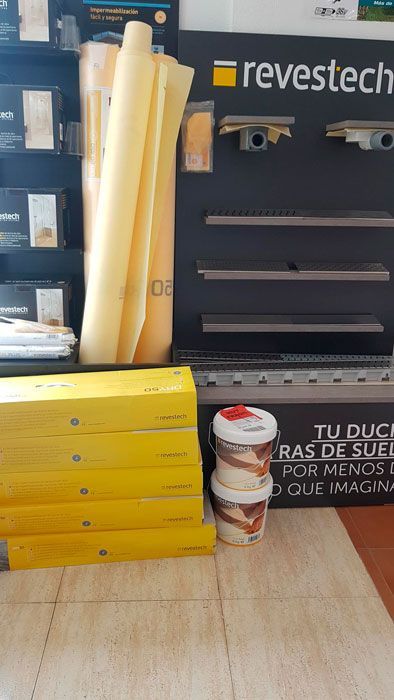 Una pila de cajas amarillas y un balde de pintura están en el suelo en una tienda.