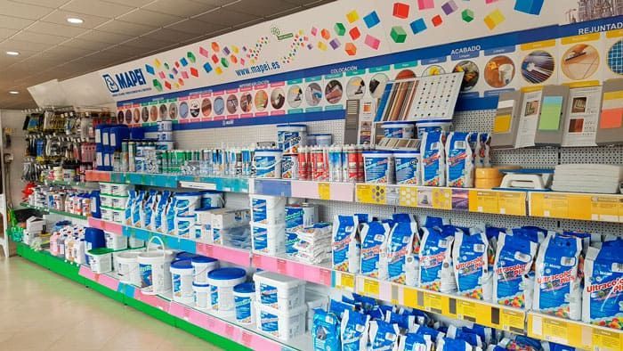 Una tienda llena de estantes llenos de muchos productos.