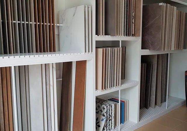 Hay muchos tipos diferentes de azulejos en los estantes de esta habitación.