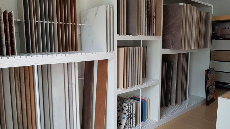 Una habitación llena de estantes llenos de muchos tipos diferentes de madera.