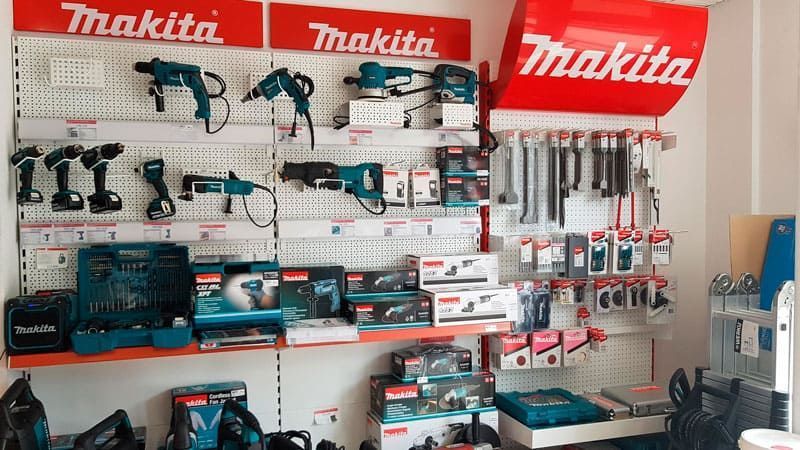 Una tienda Makita con muchas herramientas en exhibición.
